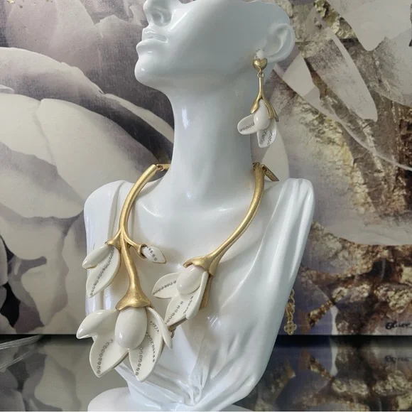 OSCAR DE LA RENTA Magnolia Resin Flower Necklace & Earrings (White & Gold)
